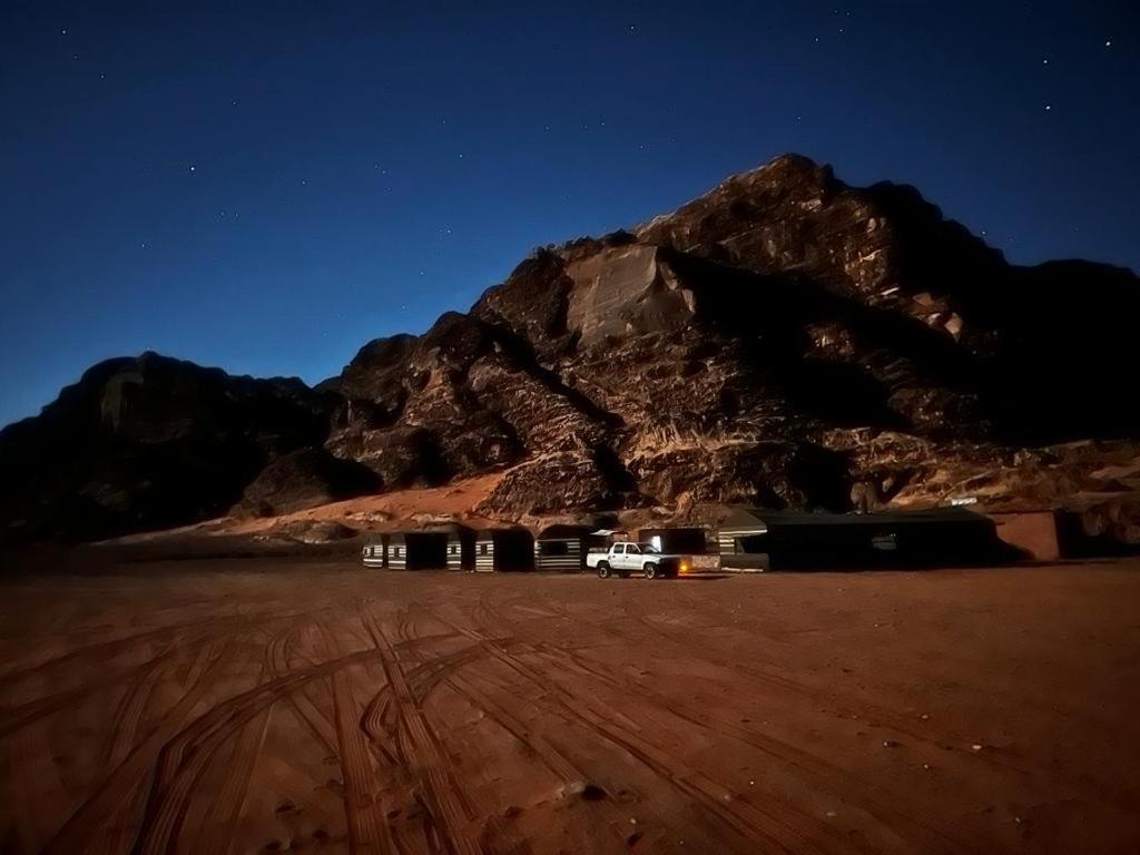 Wadi Rum Sky Tours & Camp Ngoại thất bức ảnh